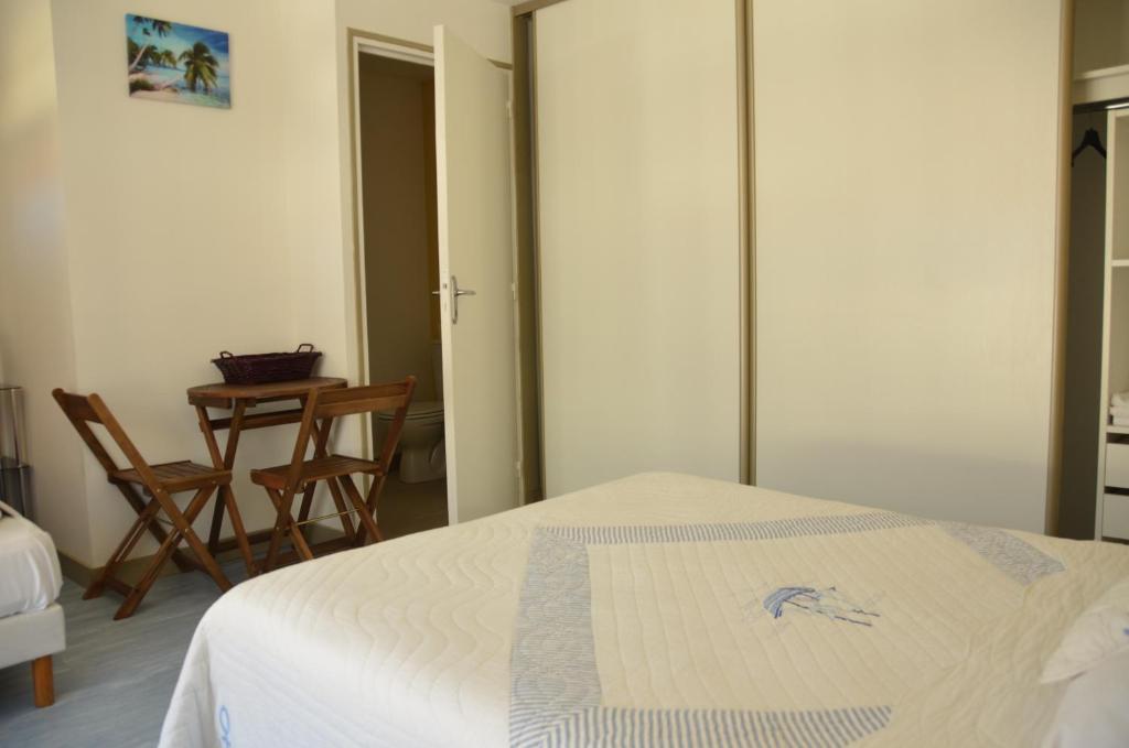 Les Chambres Des Gites Des Isles Barneville-Carteret Room photo